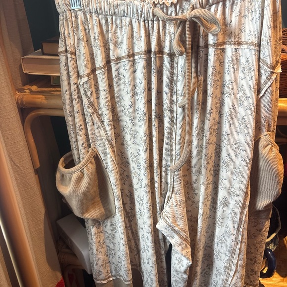 POL Oversized Floral Pattern Printed Cream and Tan Lounge Pants - Picture 3 of 5